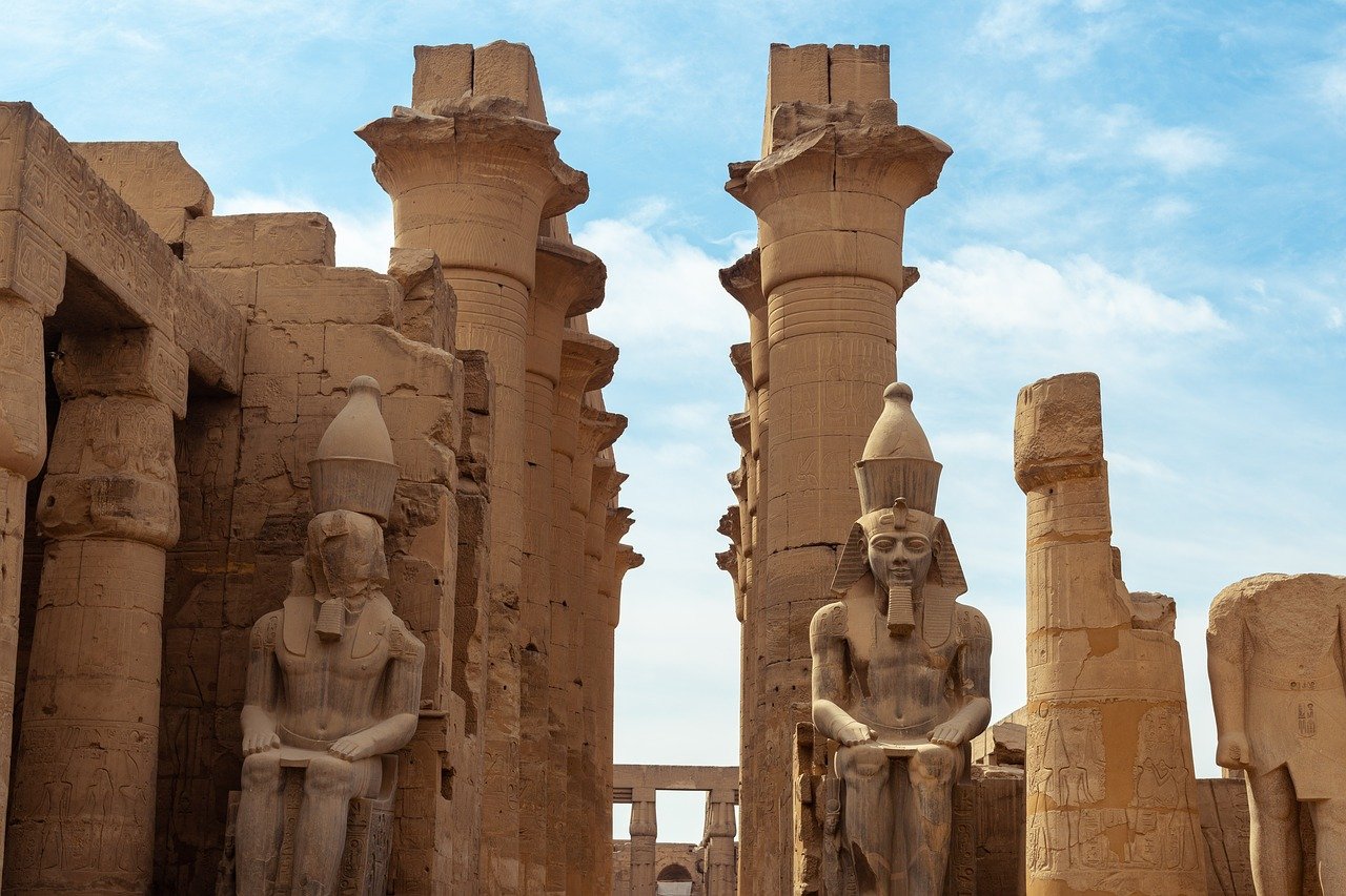 standbeelden in Karnak tempel