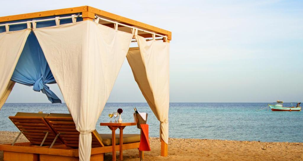 hilton nubian resort cabana op het strand
