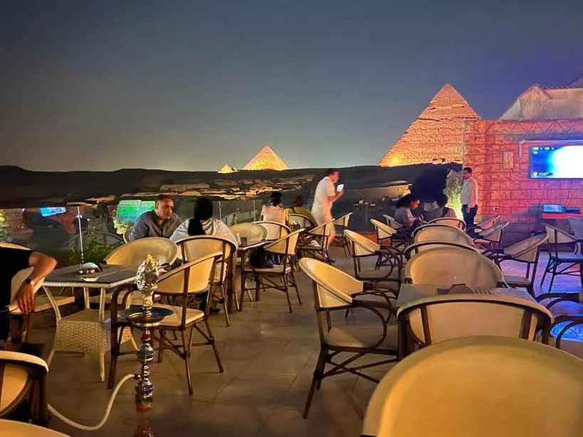 pyramids valley terras in de avond